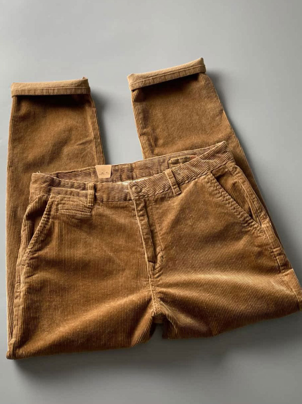 製品画像
高密度の14畝コーデュロイ素材を使用したストレートカーゴパンツ。クラシックなストレートシルエットとウォッシュ加工によるヴィンテージ感が特徴で、鉱山作業着の伝統を受け継ぐデザインが際立つ
詳細画像
バックポケットに施された二重補強ディテールとウエスト内側の丁寧なパイピング仕上げが、機能性とクラシックな仕立ての美学を象徴。コーデュロイの均一な畝立ちが繊細な質感を強調