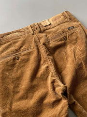 製品画像
高密度の14畝コーデュロイ素材を使用したストレートカーゴパンツ。クラシックなストレートシルエットとウォッシュ加工によるヴィンテージ感が特徴で、鉱山作業着の伝統を受け継ぐデザインが際立つ
詳細画像
バックポケットに施された二重補強ディテールとウエスト内側の丁寧なパイピング仕上げが、機能性とクラシックな仕立ての美学を象徴。コーデュロイの均一な畝立ちが繊細な質感を強調