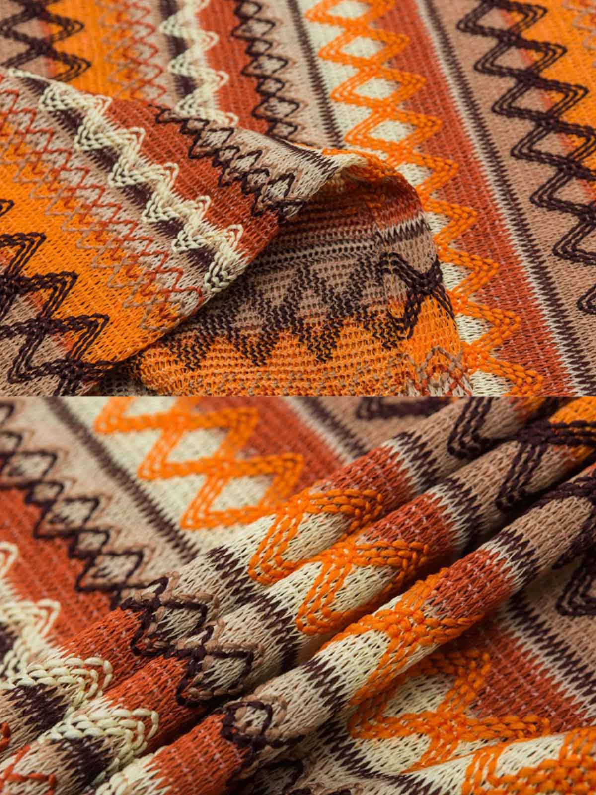 キューバカラー立体編みシャツの襟のデザインと生地の立体的な編みパターンのクローズアップ。精緻な技術と色鮮やかなディテールが見て取れ、シャツにアートフルなタッチを加えています。