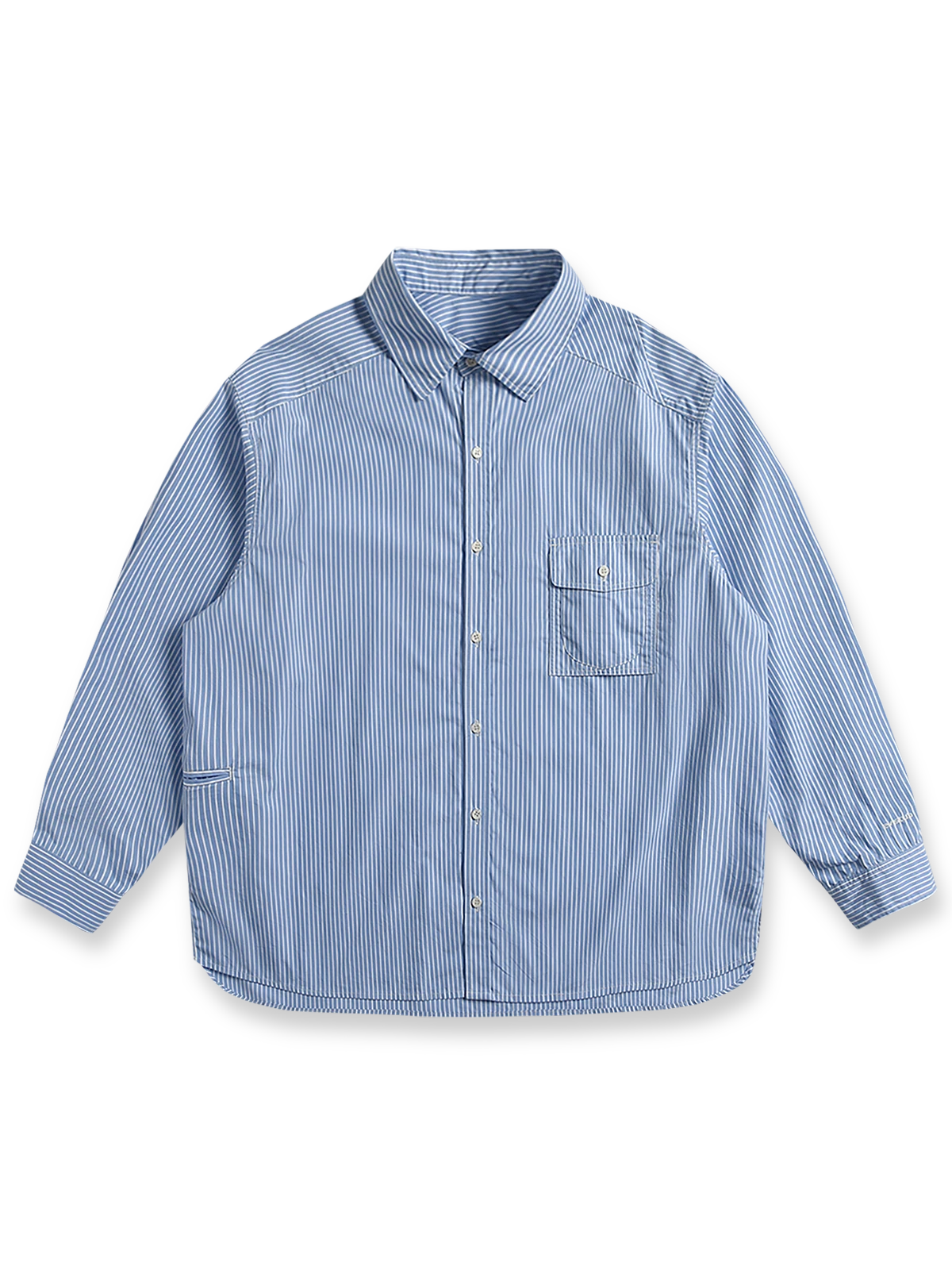 製品画像: 色織り起毛レトロストライプシャツの全体展示。長繊維コットンを使用し、両面起毛加工が施された生地が、柔らかな肌触りを提供。レトロなストライプデザインと Oversized シルエットが、通勤やカジュアルシーンに最適なスタイルを演出します。
詳細画像: 胸ポケットとストライプ柄のディテール特写。精緻な織り目と均一なデザインが、ヴィンテージ感を引き立てつつ、現代的なカジュアルさも加えています。クロスステッチでの仕上げが、デザインの深みと耐久性を強調。
