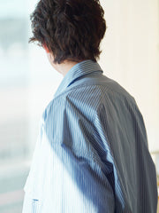 詳細画像: 胸ポケットとストライプ柄のディテール特写。精緻な織り目と均一なデザインが、ヴィンテージ感を引き立てつつ、現代的なカジュアルさも加えています。クロスステッチでの仕上げが、デザインの深みと耐久性を強調。
モデル画像: レトロストライプシャツとルーズパンツを合わせたカジュアルヴィンテージスタイル。ドロップショルダーとやや短めの丈が、現代的なカジュアル感を加え、快適で動きやすいシルエットを演出します。