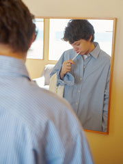 詳細画像: 胸ポケットとストライプ柄のディテール特写。精緻な織り目と均一なデザインが、ヴィンテージ感を引き立てつつ、現代的なカジュアルさも加えています。クロスステッチでの仕上げが、デザインの深みと耐久性を強調。
モデル画像: レトロストライプシャツとルーズパンツを合わせたカジュアルヴィンテージスタイル。ドロップショルダーとやや短めの丈が、現代的なカジュアル感を加え、快適で動きやすいシルエットを演出します。