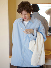 詳細画像: 胸ポケットとストライプ柄のディテール特写。精緻な織り目と均一なデザインが、ヴィンテージ感を引き立てつつ、現代的なカジュアルさも加えています。クロスステッチでの仕上げが、デザインの深みと耐久性を強調。
モデル画像: レトロストライプシャツとルーズパンツを合わせたカジュアルヴィンテージスタイル。ドロップショルダーとやや短めの丈が、現代的なカジュアル感を加え、快適で動きやすいシルエットを演出します。