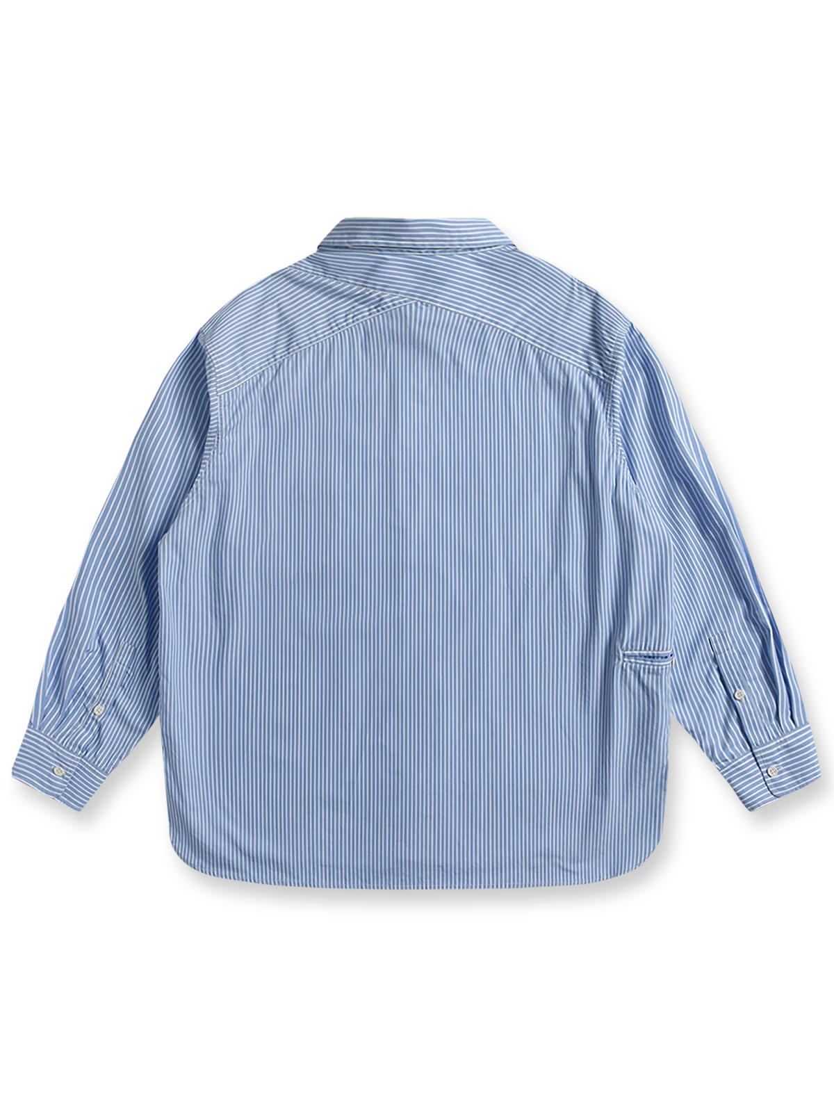 製品画像: 色織り起毛レトロストライプシャツの全体展示。長繊維コットンを使用し、両面起毛加工が施された生地が、柔らかな肌触りを提供。レトロなストライプデザインと Oversized シルエットが、通勤やカジュアルシーンに最適なスタイルを演出します。
詳細画像: 胸ポケットとストライプ柄のディテール特写。精緻な織り目と均一なデザインが、ヴィンテージ感を引き立てつつ、現代的なカジュアルさも加えています。クロスステッチでの仕上げが、デザインの深みと耐久性を強調。