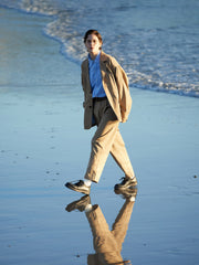 詳細画像: 胸ポケットとストライプ柄のディテール特写。精緻な織り目と均一なデザインが、ヴィンテージ感を引き立てつつ、現代的なカジュアルさも加えています。クロスステッチでの仕上げが、デザインの深みと耐久性を強調。
モデル画像: レトロストライプシャツとルーズパンツを合わせたカジュアルヴィンテージスタイル。ドロップショルダーとやや短めの丈が、現代的なカジュアル感を加え、快適で動きやすいシルエットを演出します。