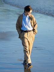 詳細画像: 胸ポケットとストライプ柄のディテール特写。精緻な織り目と均一なデザインが、ヴィンテージ感を引き立てつつ、現代的なカジュアルさも加えています。クロスステッチでの仕上げが、デザインの深みと耐久性を強調。
モデル画像: レトロストライプシャツとルーズパンツを合わせたカジュアルヴィンテージスタイル。ドロップショルダーとやや短めの丈が、現代的なカジュアル感を加え、快適で動きやすいシルエットを演出します。