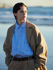 詳細画像: 胸ポケットとストライプ柄のディテール特写。精緻な織り目と均一なデザインが、ヴィンテージ感を引き立てつつ、現代的なカジュアルさも加えています。クロスステッチでの仕上げが、デザインの深みと耐久性を強調。
モデル画像: レトロストライプシャツとルーズパンツを合わせたカジュアルヴィンテージスタイル。ドロップショルダーとやや短めの丈が、現代的なカジュアル感を加え、快適で動きやすいシルエットを演出します。