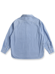 製品画像: 色織り起毛レトロストライプシャツの全体展示。長繊維コットンを使用し、両面起毛加工が施された生地が、柔らかな肌触りを提供。レトロなストライプデザインと Oversized シルエットが、通勤やカジュアルシーンに最適なスタイルを演出します。
詳細画像: 胸ポケットとストライプ柄のディテール特写。精緻な織り目と均一なデザインが、ヴィンテージ感を引き立てつつ、現代的なカジュアルさも加えています。クロスステッチでの仕上げが、デザインの深みと耐久性を強調。