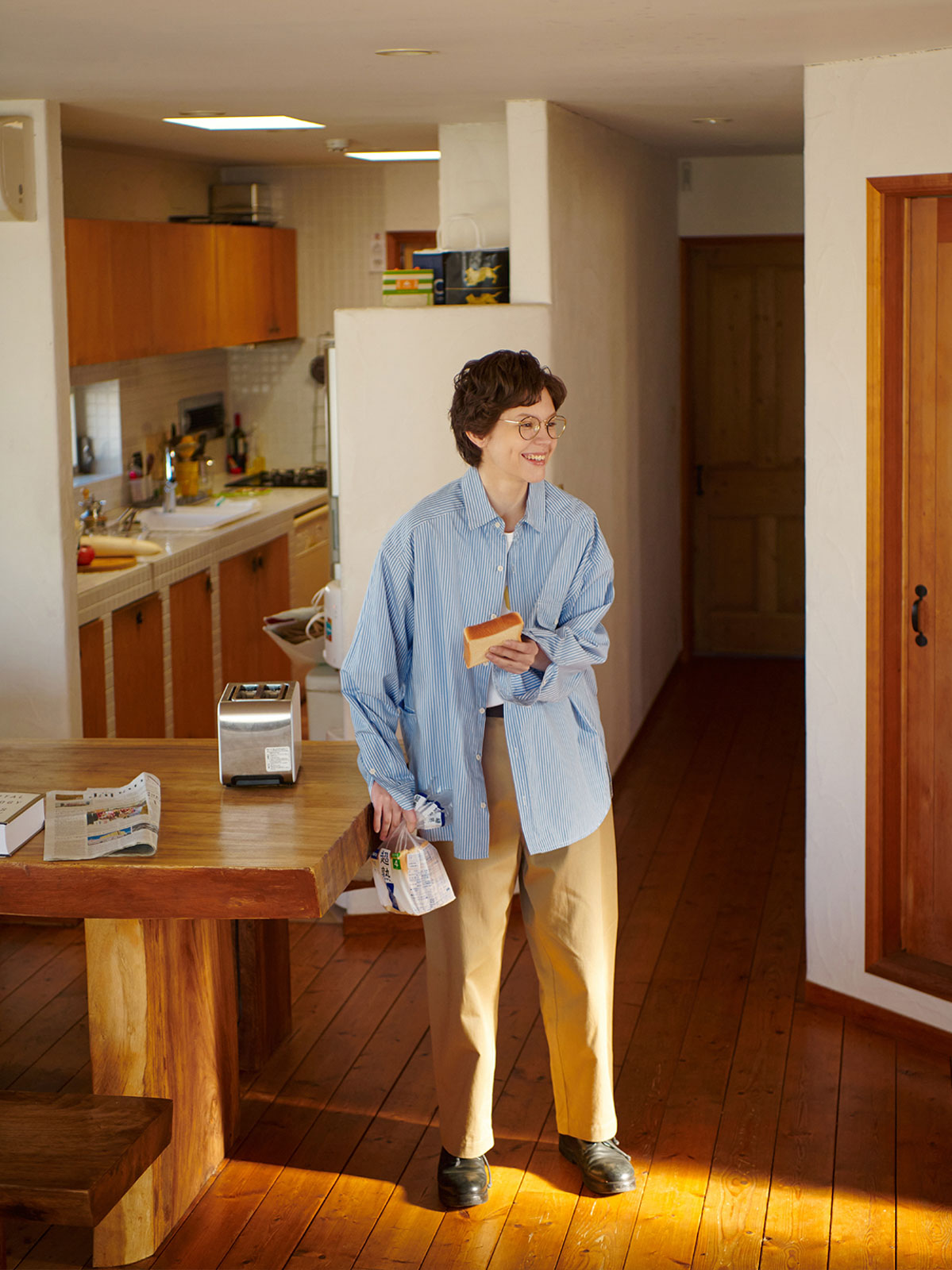 詳細画像: 胸ポケットとストライプ柄のディテール特写。精緻な織り目と均一なデザインが、ヴィンテージ感を引き立てつつ、現代的なカジュアルさも加えています。クロスステッチでの仕上げが、デザインの深みと耐久性を強調。
モデル画像: レトロストライプシャツとルーズパンツを合わせたカジュアルヴィンテージスタイル。ドロップショルダーとやや短めの丈が、現代的なカジュアル感を加え、快適で動きやすいシルエットを演出します。