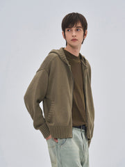 詳細画像: ケーブル編みディテールとマットシルバージッパーの特写。細部の編み模様とジッパーが際立つ画像。
モデル画像: ケーブル編みカーディガンとデニムを組み合わせた秋冬カジュアルスタイル。モデルがリラックスした日常スタイルを披露。