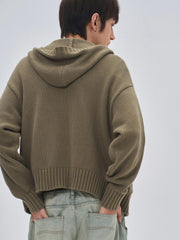 詳細画像: ケーブル編みディテールとマットシルバージッパーの特写。細部の編み模様とジッパーが際立つ画像。
モデル画像: ケーブル編みカーディガンとデニムを組み合わせた秋冬カジュアルスタイル。モデルがリラックスした日常スタイルを披露。