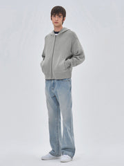 詳細画像: ケーブル編みディテールとマットシルバージッパーの特写。細部の編み模様とジッパーが際立つ画像。
モデル画像: ケーブル編みカーディガンとデニムを組み合わせた秋冬カジュアルスタイル。モデルがリラックスした日常スタイルを披露。