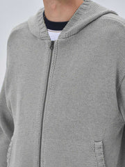 詳細画像: ケーブル編みディテールとマットシルバージッパーの特写。細部の編み模様とジッパーが際立つ画像。
モデル画像: ケーブル編みカーディガンとデニムを組み合わせた秋冬カジュアルスタイル。モデルがリラックスした日常スタイルを披露。