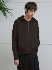 詳細画像: ケーブル編みディテールとマットシルバージッパーの特写。細部の編み模様とジッパーが際立つ画像。
モデル画像: ケーブル編みカーディガンとデニムを組み合わせた秋冬カジュアルスタイル。モデルがリラックスした日常スタイルを披露。