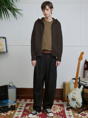 詳細画像: ケーブル編みディテールとマットシルバージッパーの特写。細部の編み模様とジッパーが際立つ画像。
モデル画像: ケーブル編みカーディガンとデニムを組み合わせた秋冬カジュアルスタイル。モデルがリラックスした日常スタイルを披露。