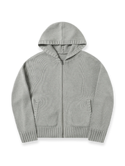 製品画像: 6色展開のフード付きケーブル編みニットカーディガンの全体展示。レトロなケーブル編みとルーズシルエットが特徴的なカジュアルなデザイン。
詳細画像: ケーブル編みディテールとマットシルバージッパーの特写。細部の編み模様とジッパーが際立つ画像。