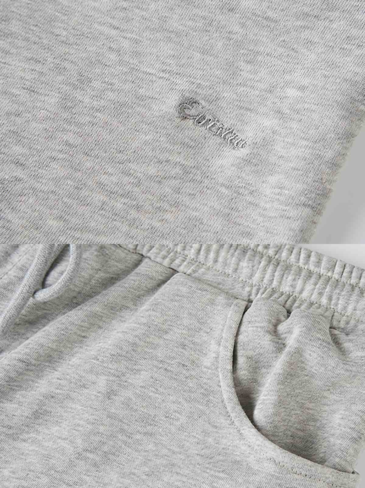 製品画像: レトロなコットン混紡ニットスウェットパンツの全体展示。シンプルなストレートシルエットとロールアップ裾が特徴のカジュアルスウェットパンツ。
詳細画像: ウエスト部分のゴムとドローストリング、裾のロールアップディテール特写。ウエストと裾のデザインが引き立つ特写。