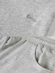 製品画像: レトロなコットン混紡ニットスウェットパンツの全体展示。シンプルなストレートシルエットとロールアップ裾が特徴のカジュアルスウェットパンツ。
詳細画像: ウエスト部分のゴムとドローストリング、裾のロールアップディテール特写。ウエストと裾のデザインが引き立つ特写。