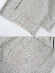 製品画像: レトロなコットン混紡ニットスウェットパンツの全体展示。シンプルなストレートシルエットとロールアップ裾が特徴のカジュアルスウェットパンツ。
詳細画像: ウエスト部分のゴムとドローストリング、裾のロールアップディテール特写。ウエストと裾のデザインが引き立つ特写。