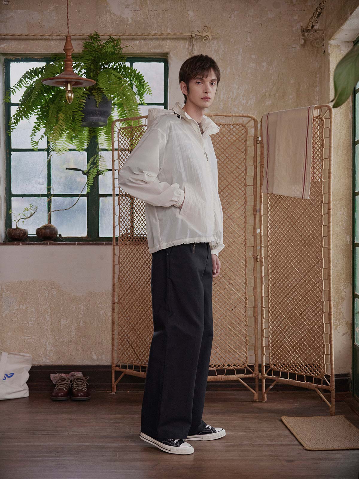 詳細画像: 裾部分とポケットデザインの特写。ディテールにこだわり、実用性とデザイン性を兼ね備えた仕上がり。
モデル画像: コットンカジュアルパンツとシンプルなトップスを合わせた日常のカジュアルスタイルを披露するモデル。4色のカラーバリエーションを活かしたコーディネート。