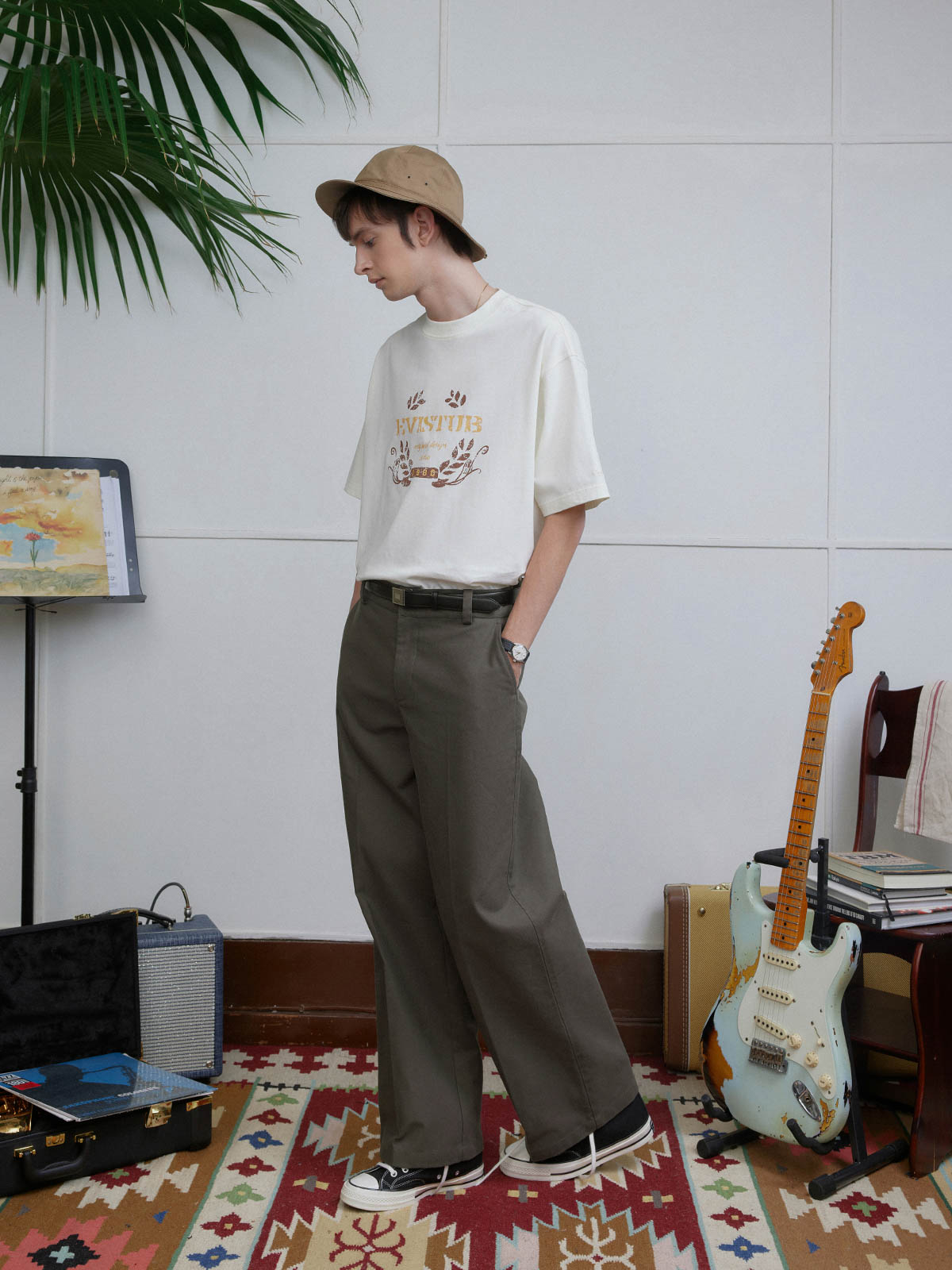 詳細画像: 裾部分とポケットデザインの特写。ディテールにこだわり、実用性とデザイン性を兼ね備えた仕上がり。
モデル画像: コットンカジュアルパンツとシンプルなトップスを合わせた日常のカジュアルスタイルを披露するモデル。4色のカラーバリエーションを活かしたコーディネート。