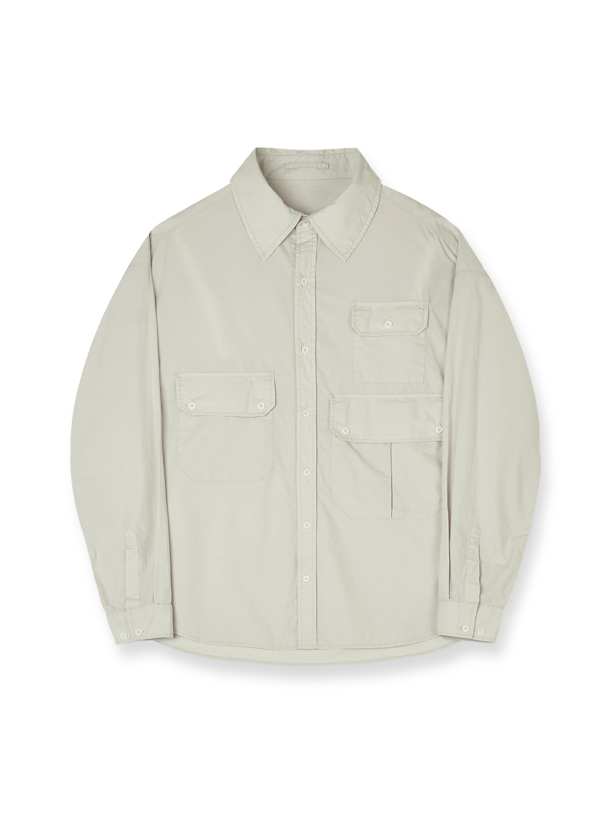 製品画像: コットン製和風ワークシャツ全体展示。日本製のコットン素材と酵素洗い加工が施されたクラシックなデザインのワークシャツ。
詳細画像: 胸元の3ポケットと酵素洗い加工ディテールの特写。ヴィンテージ感を引き立てるデザインで、機能性とファッション性を兼ね備えた仕上がり。