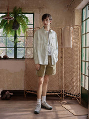 詳細画像: 胸元の3ポケットと酵素洗い加工ディテールの特写。ヴィンテージ感を引き立てるデザインで、機能性とファッション性を兼ね備えた仕上がり。
モデル画像: ワークシャツとアウトドアアイテムを組み合わせたレトロなアウトドアスタイルを披露するモデル。ジーンズやカーゴパンツとの相性も抜群。