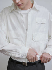 詳細画像: 胸元の3ポケットと酵素洗い加工ディテールの特写。ヴィンテージ感を引き立てるデザインで、機能性とファッション性を兼ね備えた仕上がり。
モデル画像: ワークシャツとアウトドアアイテムを組み合わせたレトロなアウトドアスタイルを披露するモデル。ジーンズやカーゴパンツとの相性も抜群。