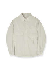 製品画像: コットン製和風ワークシャツ全体展示。日本製のコットン素材と酵素洗い加工が施されたクラシックなデザインのワークシャツ。
詳細画像: 胸元の3ポケットと酵素洗い加工ディテールの特写。ヴィンテージ感を引き立てるデザインで、機能性とファッション性を兼ね備えた仕上がり。