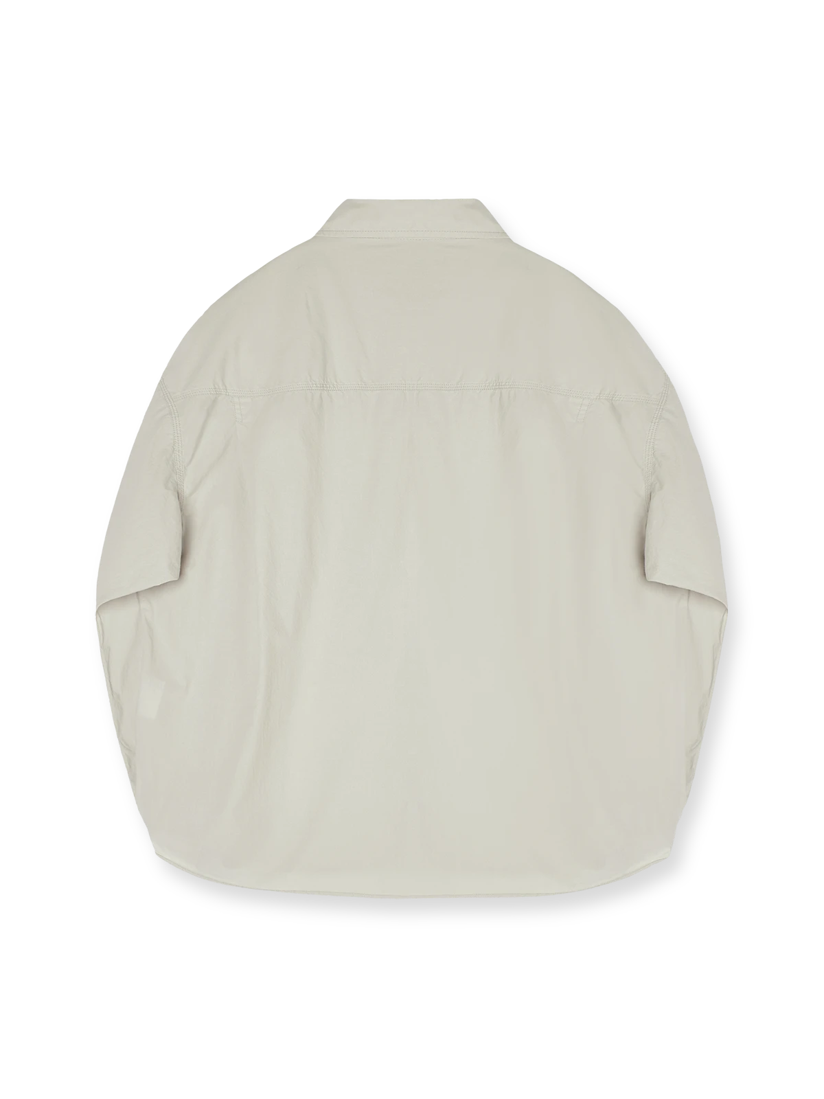 製品画像: コットン製和風ワークシャツ全体展示。日本製のコットン素材と酵素洗い加工が施されたクラシックなデザインのワークシャツ。
詳細画像: 胸元の3ポケットと酵素洗い加工ディテールの特写。ヴィンテージ感を引き立てるデザインで、機能性とファッション性を兼ね備えた仕上がり。