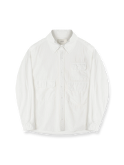 製品画像: コットン製和風ワークシャツ全体展示。日本製のコットン素材と酵素洗い加工が施されたクラシックなデザインのワークシャツ。
詳細画像: 胸元の3ポケットと酵素洗い加工ディテールの特写。ヴィンテージ感を引き立てるデザインで、機能性とファッション性を兼ね備えた仕上がり。