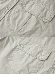 製品画像: コットン製和風ワークシャツ全体展示。日本製のコットン素材と酵素洗い加工が施されたクラシックなデザインのワークシャツ。
詳細画像: 胸元の3ポケットと酵素洗い加工ディテールの特写。ヴィンテージ感を引き立てるデザインで、機能性とファッション性を兼ね備えた仕上がり。