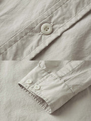 製品画像: コットン製和風ワークシャツ全体展示。日本製のコットン素材と酵素洗い加工が施されたクラシックなデザインのワークシャツ。
詳細画像: 胸元の3ポケットと酵素洗い加工ディテールの特写。ヴィンテージ感を引き立てるデザインで、機能性とファッション性を兼ね備えた仕上がり。