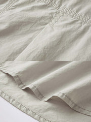 製品画像: コットン製和風ワークシャツ全体展示。日本製のコットン素材と酵素洗い加工が施されたクラシックなデザインのワークシャツ。
詳細画像: 胸元の3ポケットと酵素洗い加工ディテールの特写。ヴィンテージ感を引き立てるデザインで、機能性とファッション性を兼ね備えた仕上がり。