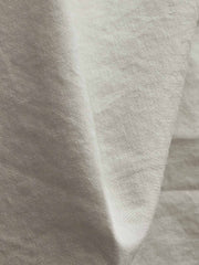 製品画像: コットン製和風ワークシャツ全体展示。日本製のコットン素材と酵素洗い加工が施されたクラシックなデザインのワークシャツ。
詳細画像: 胸元の3ポケットと酵素洗い加工ディテールの特写。ヴィンテージ感を引き立てるデザインで、機能性とファッション性を兼ね備えた仕上がり。