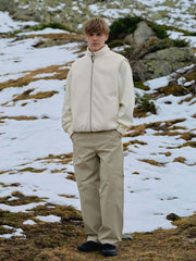 詳細画像: 異形カッティングとジップポケットのディテール展示 - 立体感のあるビジュアルと収納力。
モデル画像: モデル着用のアウトドアスタイルシェルパンツのスタイリング - 日常のカジュアルシーンにも対応。