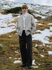 詳細画像: 異形カッティングとジップポケットのディテール展示 - 立体感のあるビジュアルと収納力。
モデル画像: モデル着用のアウトドアスタイルシェルパンツのスタイリング - 日常のカジュアルシーンにも対応。