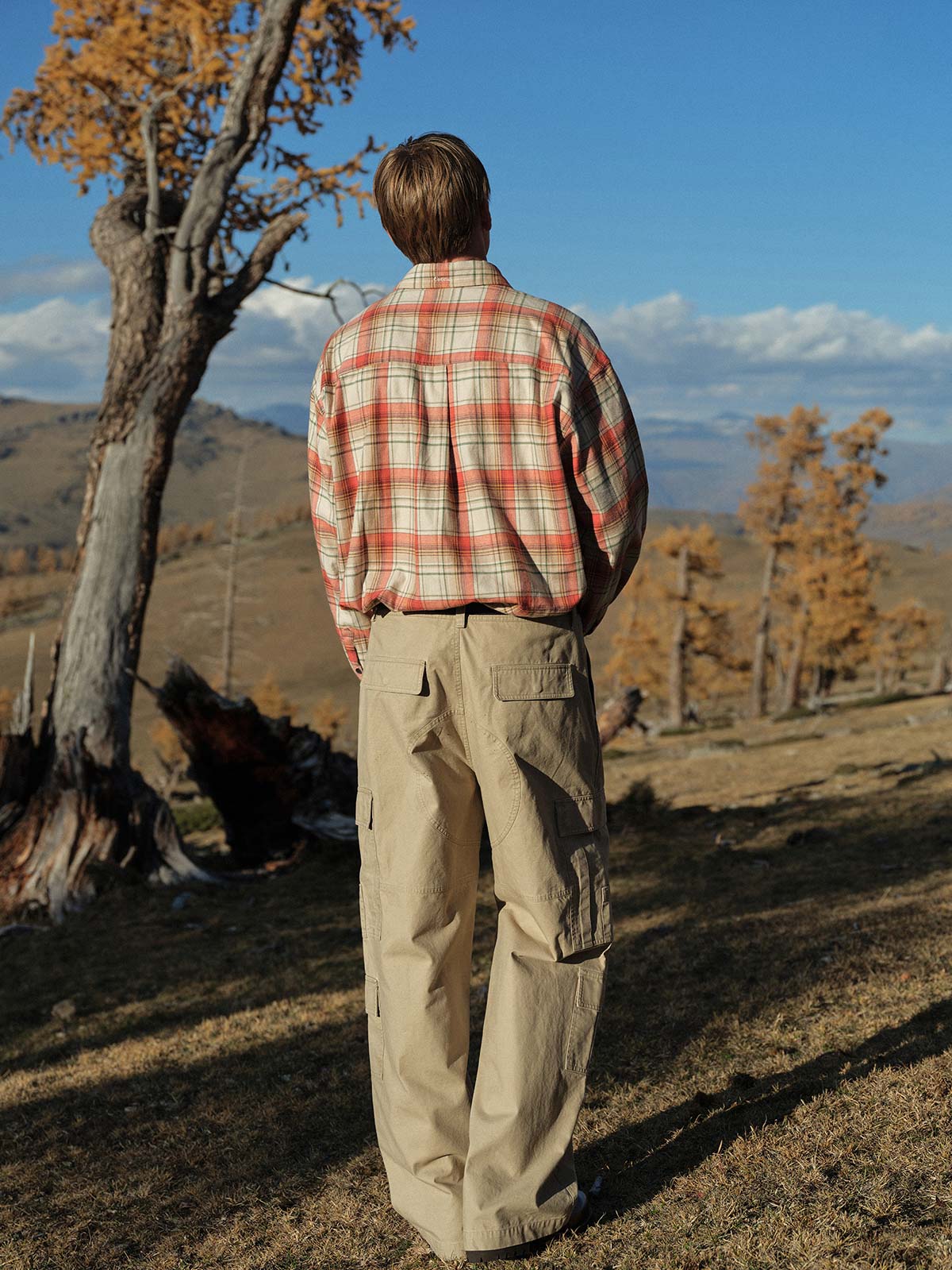 詳細画像: 四つポケットのディテールとウォッシュ加工の質感を強調したクローズアップ画像。
モデル画像: モデル着用によるコーディネート例。レトロなデザインのワークパンツスタイルをシンプルかつスタイリッシュに展示。