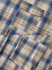 製品画像: 秋冬向け厚手ブルーチェック柄 三つポケットシャツの正面全体展示。レトロでクラシックなジャパニーズテイストデザイン。
詳細画像: 色褪せしにくい色織り生地と三つポケットのディテール。厚手で暖かい質感が伝わる画像。