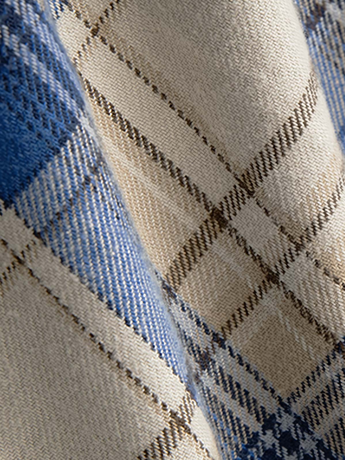 製品画像: 秋冬向け厚手ブルーチェック柄 三つポケットシャツの正面全体展示。レトロでクラシックなジャパニーズテイストデザイン。
詳細画像: 色褪せしにくい色織り生地と三つポケットのディテール。厚手で暖かい質感が伝わる画像。