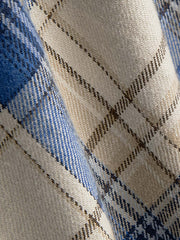 製品画像: 秋冬向け厚手ブルーチェック柄 三つポケットシャツの正面全体展示。レトロでクラシックなジャパニーズテイストデザイン。
詳細画像: 色褪せしにくい色織り生地と三つポケットのディテール。厚手で暖かい質感が伝わる画像。