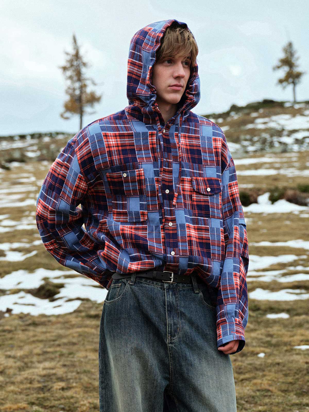 詳細画像: 赤と青のチェック柄のディテールとフードデザイン
モデル画像: モデルが着用した秋冬向けレトロフーディーシャツジャケットのスタイリング例