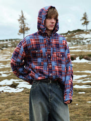 詳細画像: 赤と青のチェック柄のディテールとフードデザイン
モデル画像: モデルが着用した秋冬向けレトロフーディーシャツジャケットのスタイリング例