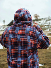 詳細画像: 赤と青のチェック柄のディテールとフードデザイン
モデル画像: モデルが着用した秋冬向けレトロフーディーシャツジャケットのスタイリング例