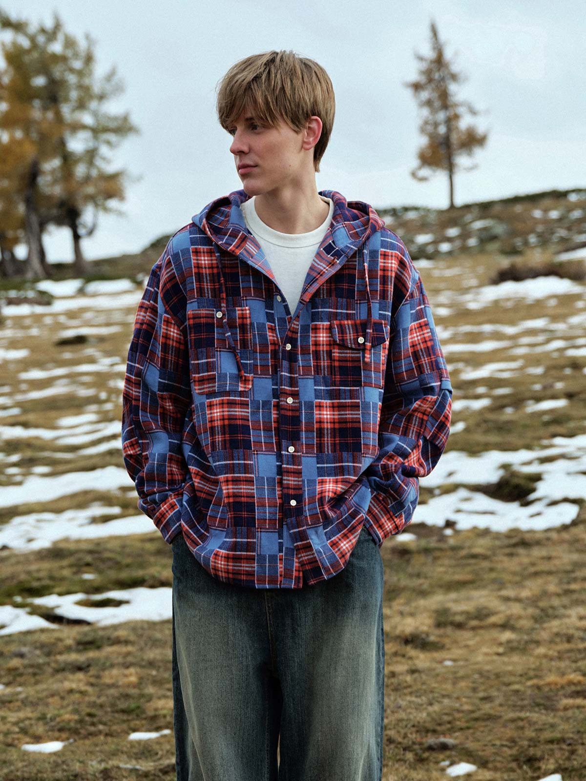 詳細画像: 赤と青のチェック柄のディテールとフードデザイン
モデル画像: モデルが着用した秋冬向けレトロフーディーシャツジャケットのスタイリング例