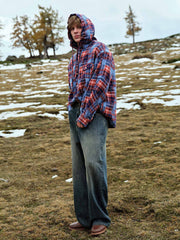 詳細画像: 赤と青のチェック柄のディテールとフードデザイン
モデル画像: モデルが着用した秋冬向けレトロフーディーシャツジャケットのスタイリング例