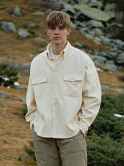 詳細画像: ダブルポケットとコーデュロイ素材の質感を強調したディテール展示。実用性とレトロな魅力を兼ね備えたデザイン。
モデル画像: モデルが着用したコーデュロイワークシャツの全体スタイリング。冬の通勤やカジュアルシーンにぴったりなアイテム。