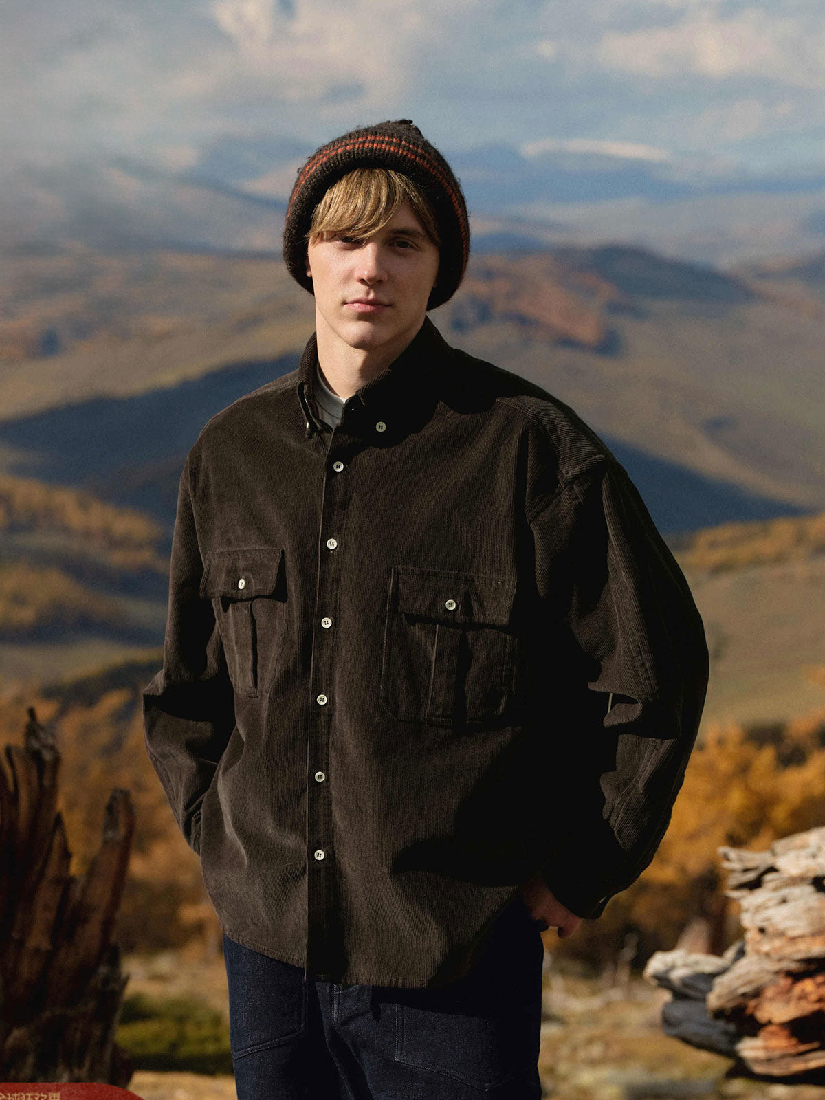 詳細画像: ダブルポケットとコーデュロイ素材の質感を強調したディテール展示。実用性とレトロな魅力を兼ね備えたデザイン。
モデル画像: モデルが着用したコーデュロイワークシャツの全体スタイリング。冬の通勤やカジュアルシーンにぴったりなアイテム。