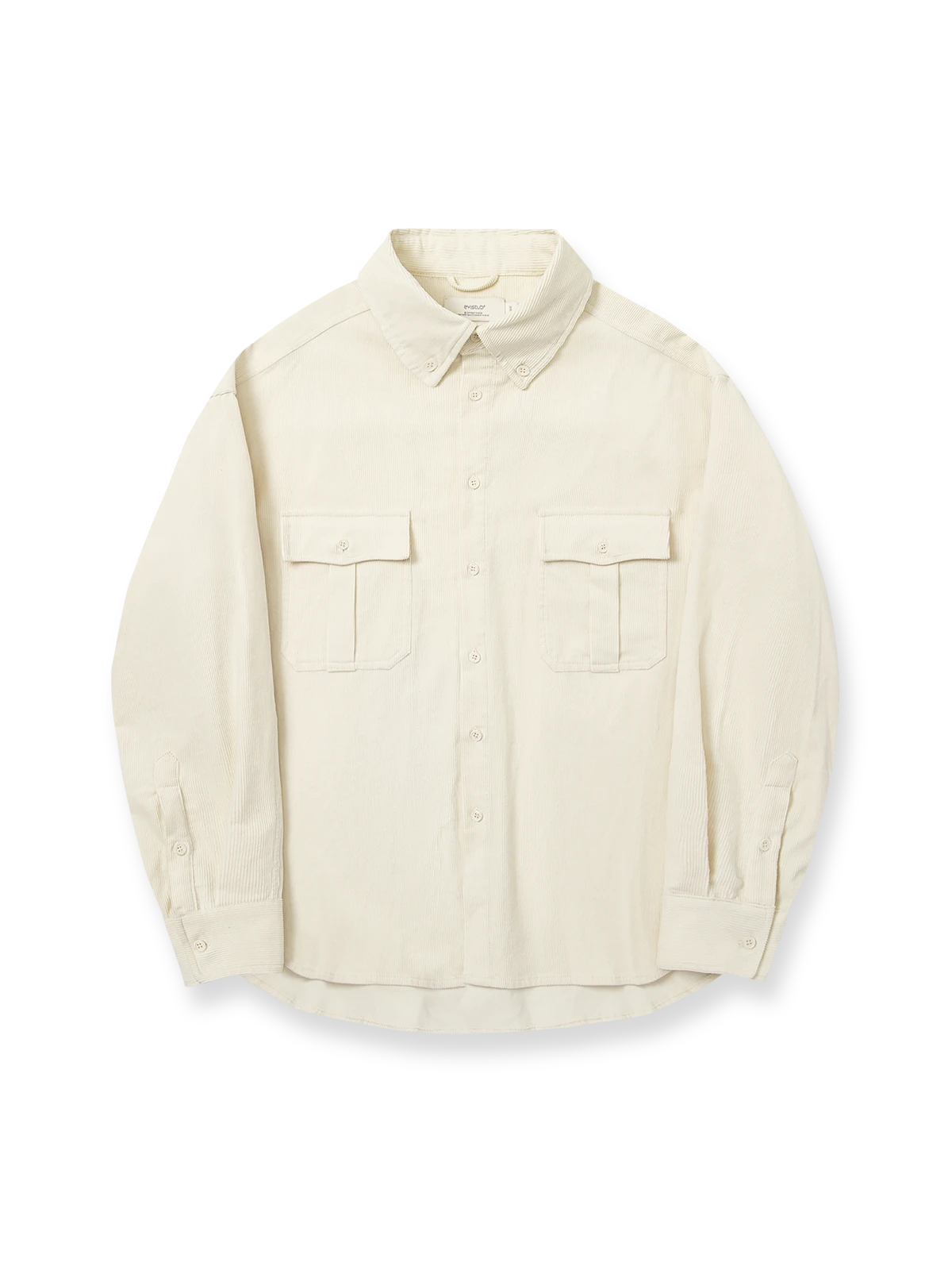 製品画像: ジャパニーズテイストのコーデュロイワークシャツの正面展示。冬に最適な柔らかい100%コットン素材で、カジュアルかつ上品なスタイルを提供。
詳細画像: ダブルポケットとコーデュロイ素材の質感を強調したディテール展示。実用性とレトロな魅力を兼ね備えたデザイン。