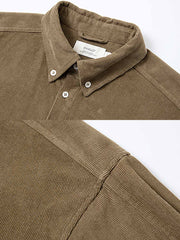 製品画像: ジャパニーズテイストのコーデュロイワークシャツの正面展示。冬に最適な柔らかい100%コットン素材で、カジュアルかつ上品なスタイルを提供。
詳細画像: ダブルポケットとコーデュロイ素材の質感を強調したディテール展示。実用性とレトロな魅力を兼ね備えたデザイン。